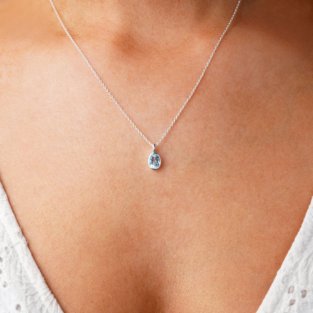 Smycke med blå sten Topas som står för kommunikation. Blå kristall Topas är månadssten för december och är perfekt att bära som halsband.
