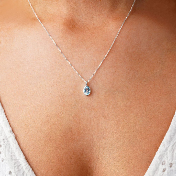 Smycke med blå sten Topas som står för kommunikation. Blå kristall Topas är månadssten för december och är perfekt att bära som halsband.