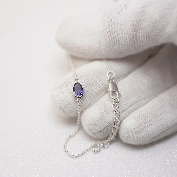 Kristallsmycke armband med blå, lila kristall Iolit. Kristallarmband i silver med september månadssten Iolit.