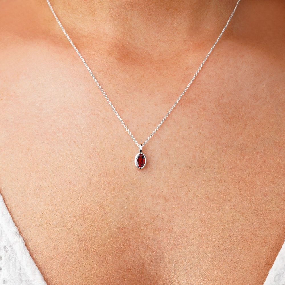 Smycke med röd sten Granat som står för passion och styrka. Halsband med kristall Granat som är månadssten för januari och vacker att bära som halsband.