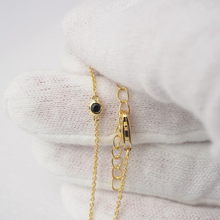 Vackert armband i guld med svart kristall Onyx. Kristallarmband med onyx som är juli månadssten.