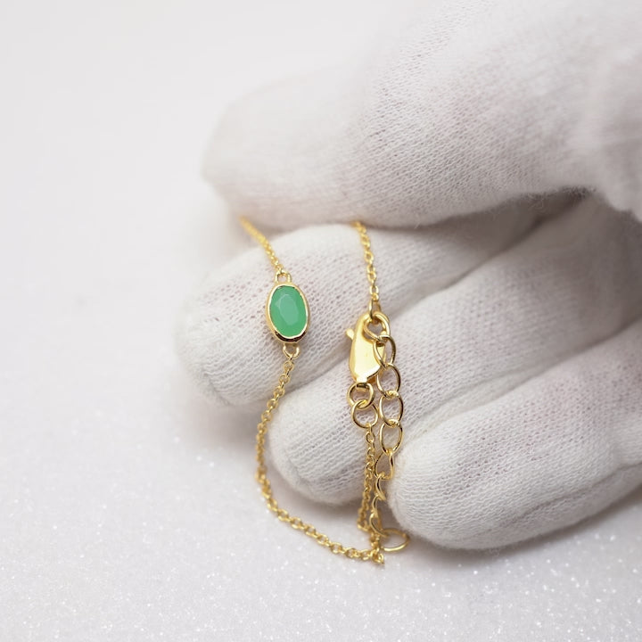 Guldarmband med maj månadssten Krysopras. Kristallarmband med grön kristall Krysopras i guld.