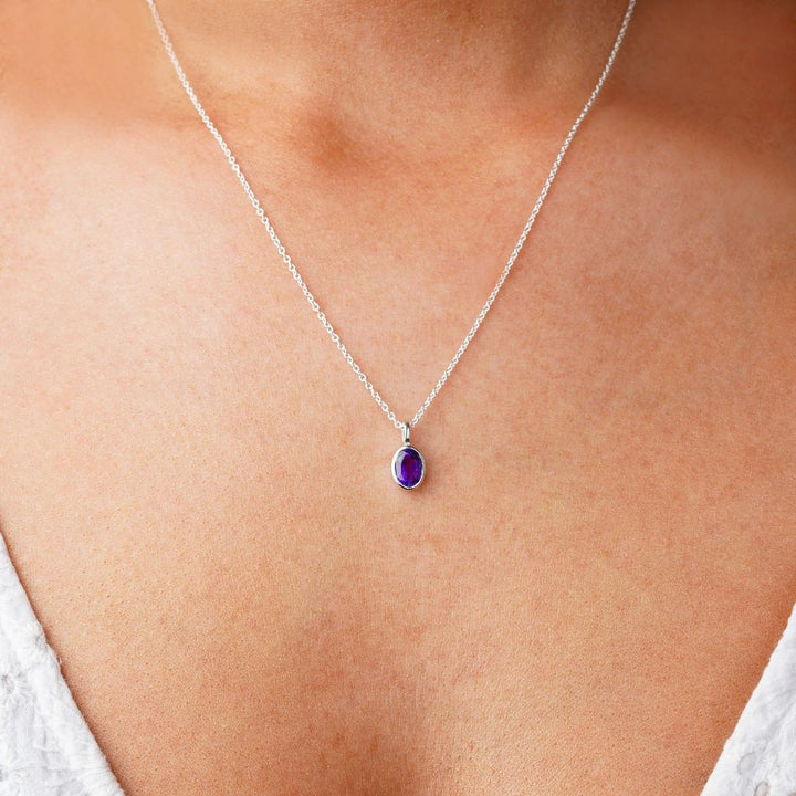Halsband med lila sten Ametist som är en skyddande sten. Smycke med lila kristall Ametist som är månadssten för februari.