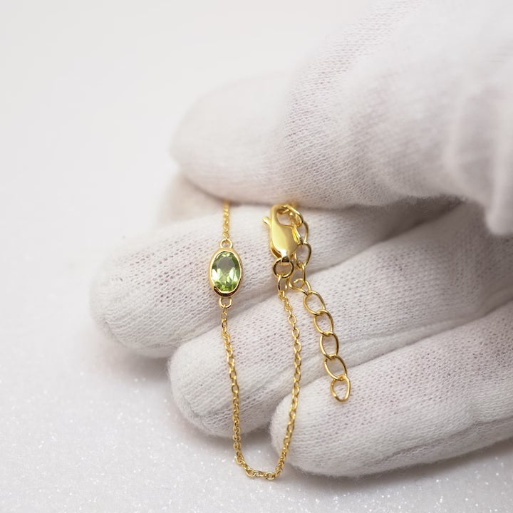 Kristallarmband med grön sten Peridot. Armband i guld med grön sten Peridot som är augusti månadssten.