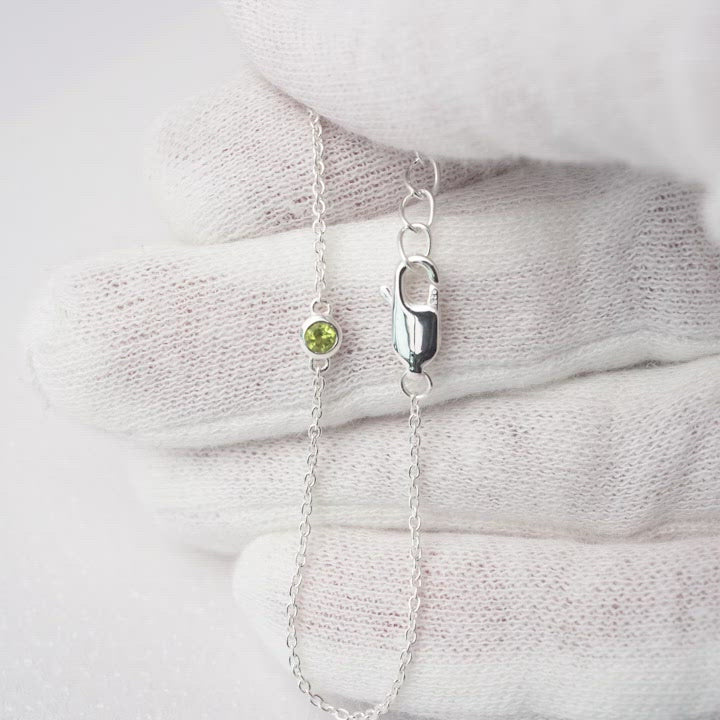 Silverarmband med kristall Peridot, en grön ädelsten som är augusti månadssten. Kristallarmband i silver med ädelsten Peridot.
