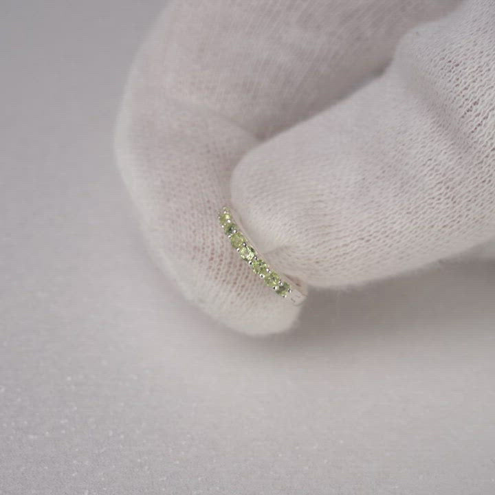 Silverörhänge med kristaller av Peridot. Grön kristall Peridot örhänge i silver.