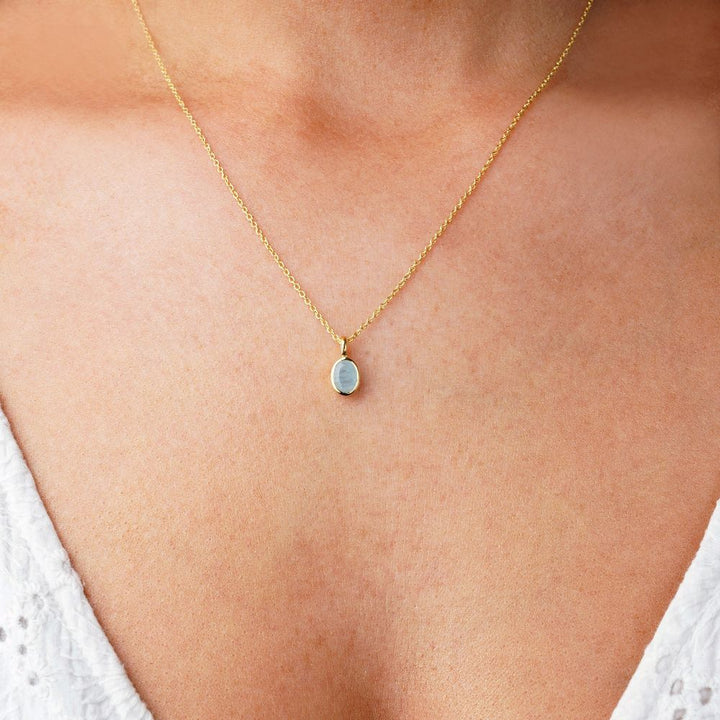 Smycke med blå sten Akvamarin som står för kommunikation. Halsband med blå kristall Akvamarin, månadssten för mars.