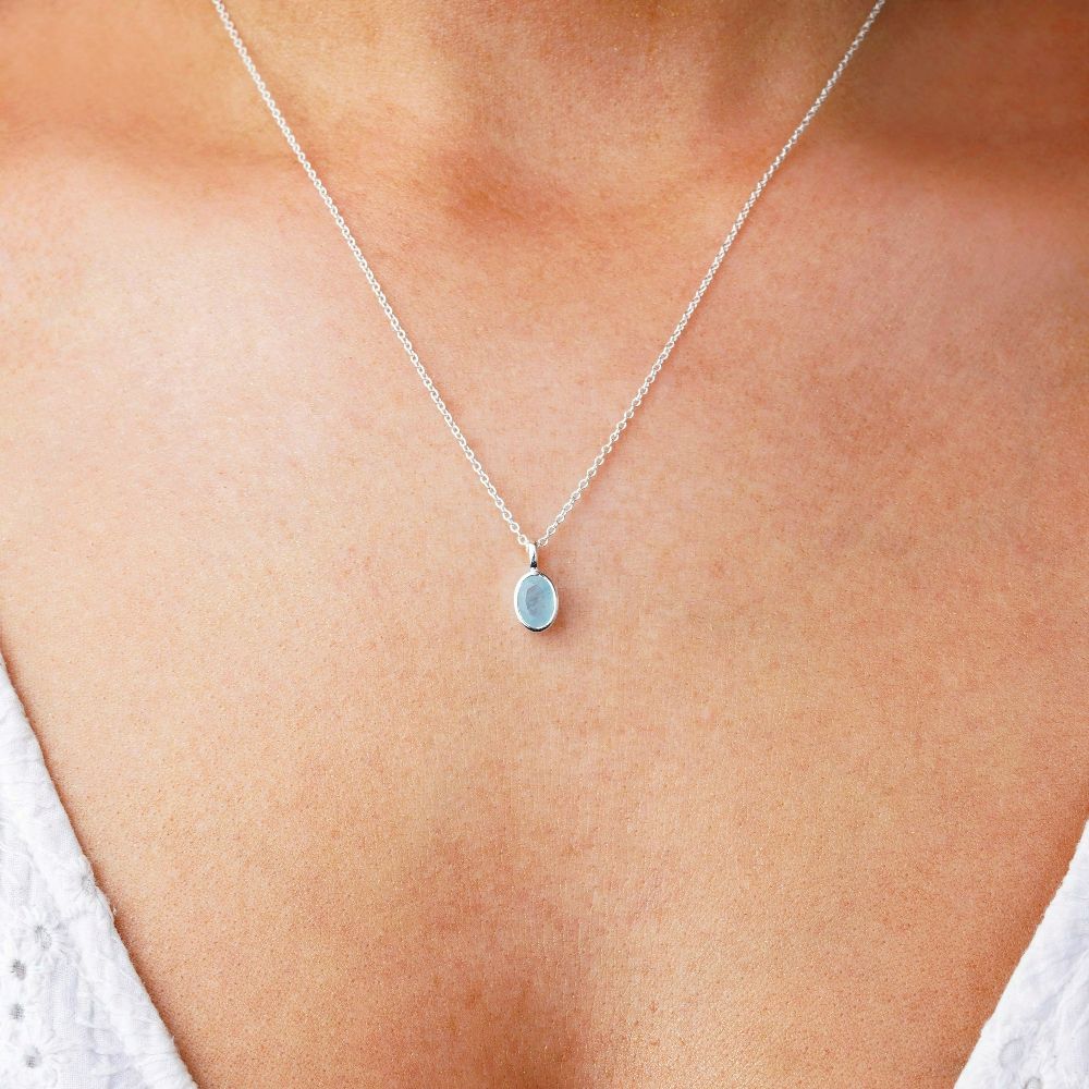 Halsband med Akvamarin i silver som står för kommunikation. Smycke med månadssten för mars är blå Akvamarin.
