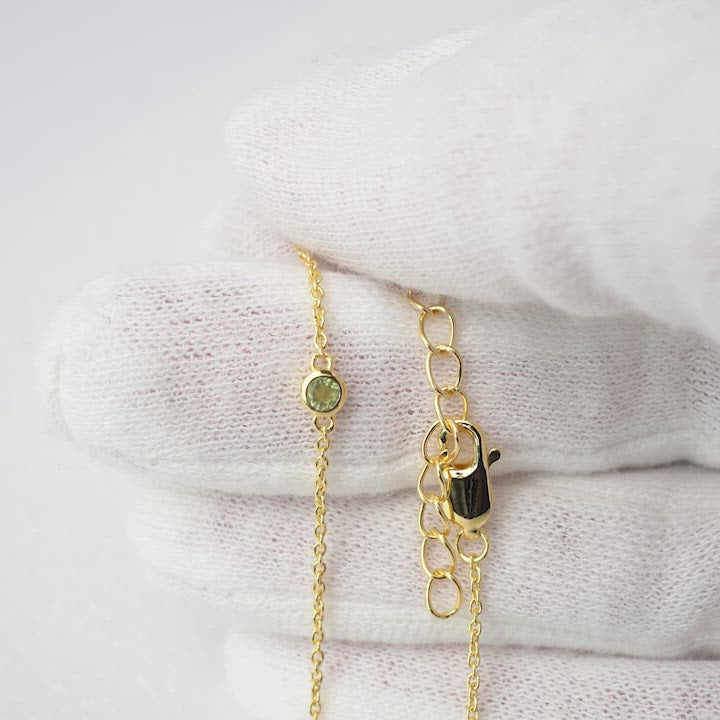 Guldarmband med grön kristall Peridot. Armband i guld med grön sten Peridot som är augusti månadssten.