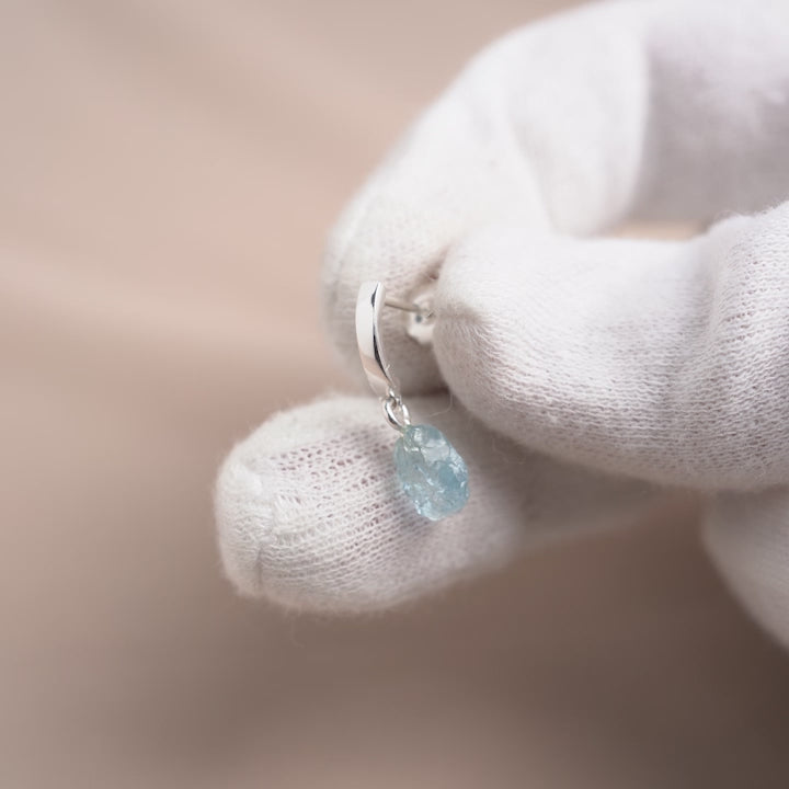 Kristallörhängen i silver med blå sten. Örhängen med  en blå och rå kristall Akvamarin.