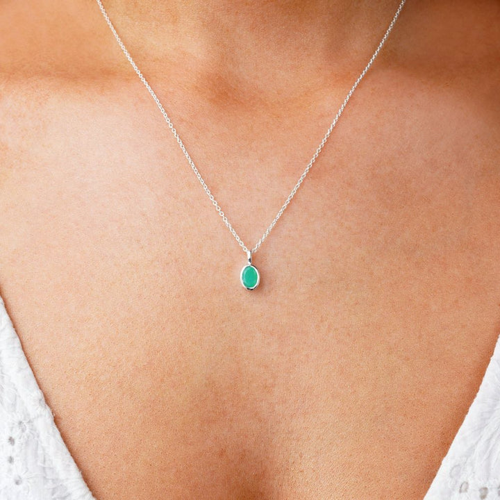 Smycke med maj månadssten Krysopras en grön vacker kristall. Kristallsmycke med maj månadssten Krysopras.