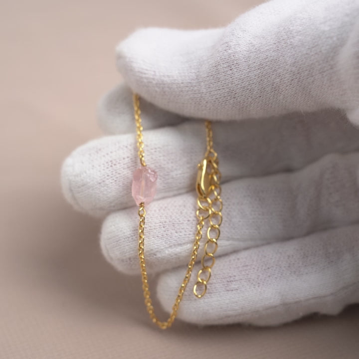 Vackert guldarmband med rosa kristall Rosenkvarts.  Magiskt kristallarmband i guld med rosa sten Rosenkvarts.