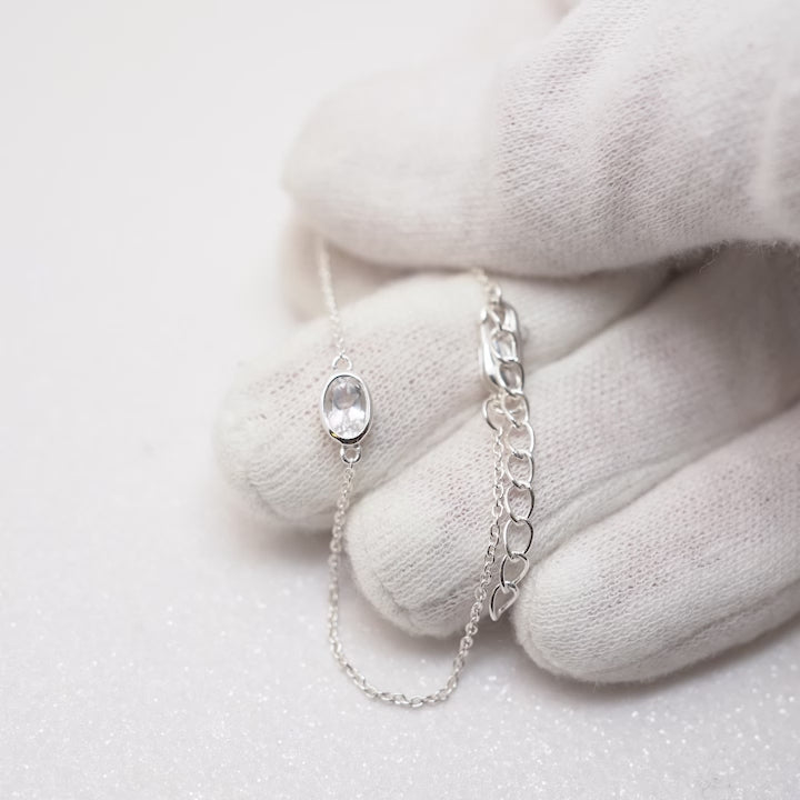 Silverarmband med kristall Bergkristall som är april månadssten. Armband med Bergkristall i silver i stilren design och hög kvalité.