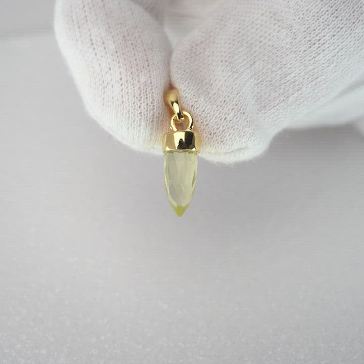 Kristallsmycke berlock med kristall Citronkvarts som sägs ge lycka. Smycke med kristall Citronkvarts som mini spets i guld till halsband.