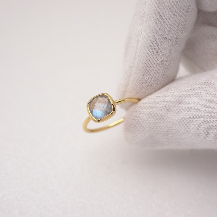Elegant ring med kristall Labradorit i guld. Stilren guldring med kristall Labradorit.