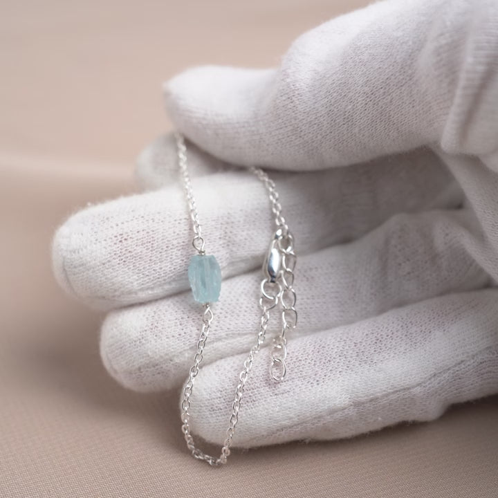 Kristallarmband med rå Akvamarin kristall. Silverarmband med blå kristall Akvamarin i en rå modell.