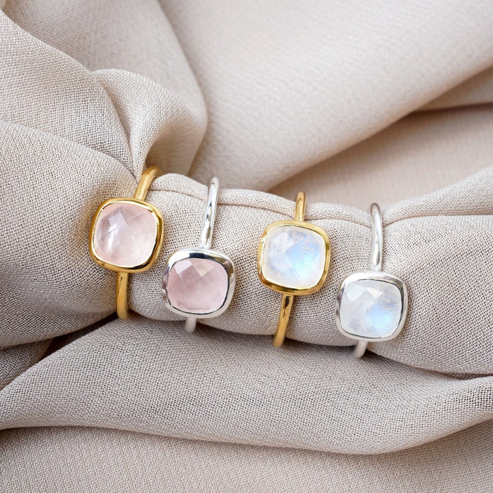 Eleganta ringar med kristaller som Rosenkvarts och Regnbågsmånsten. Smycken som guldringar och silverringar med kristaller.