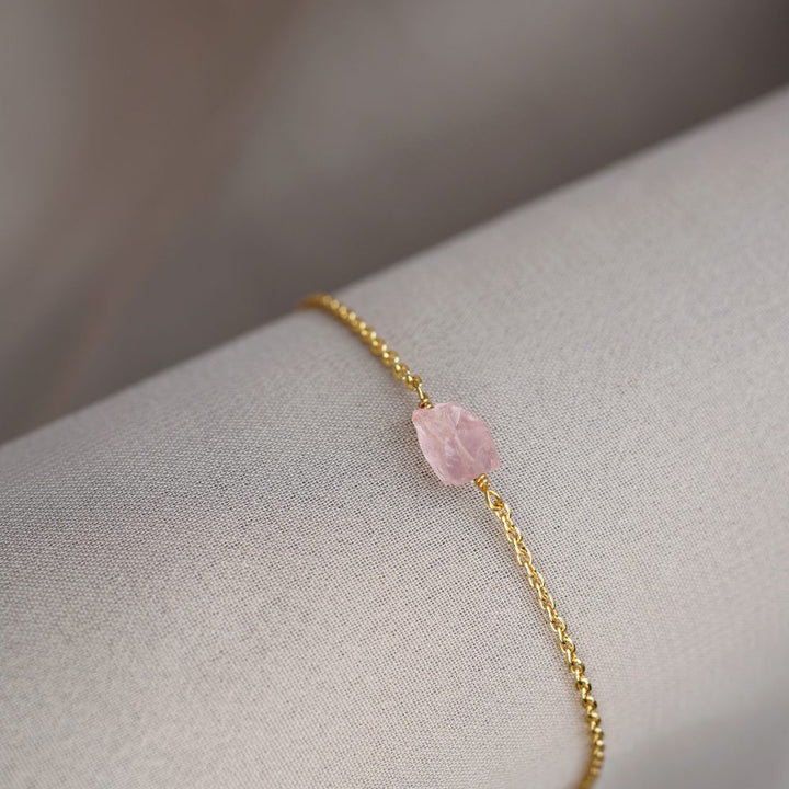 Rosenkvarts armband i guld. Kristallarmband i guld med rosa sten Rosenkvarts som symboliserar kärlek.