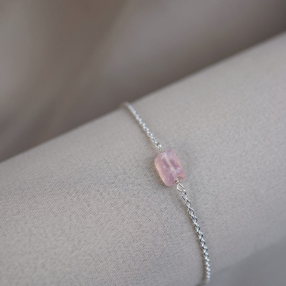 Kristallarmband i silver och med rosa sten Rosenkvarts.  Silverarmband  med rosa kristall Rosenkvarts som symboliserar kärlek.