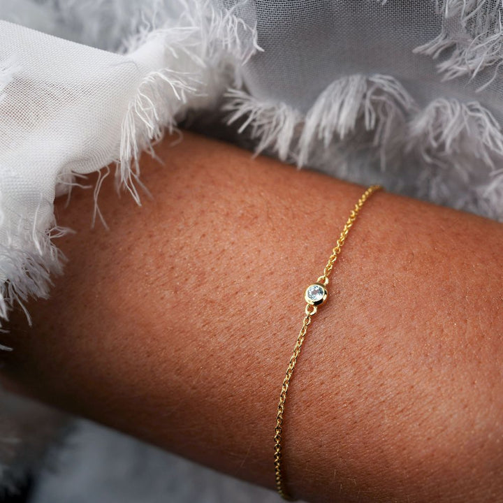 Guldarmband med kristall blå topas som är december månadssten. Armband med blå sten Topas som står för kommunikation. 