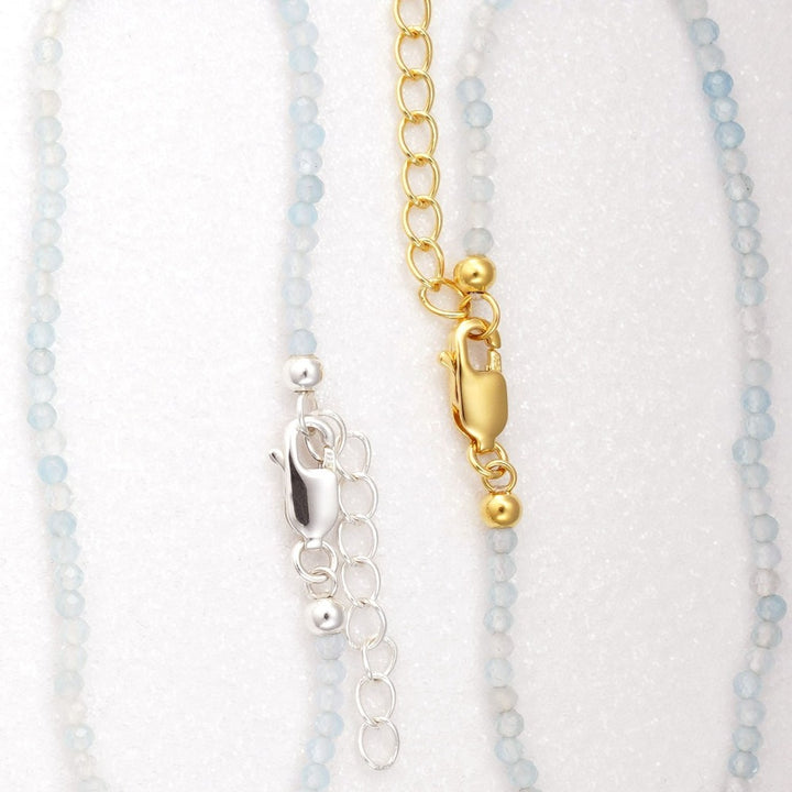 Armband med Akvamarin kristallpärlor i silver och guld. Kristallarmband med Akvamarin som är mars månadssten.