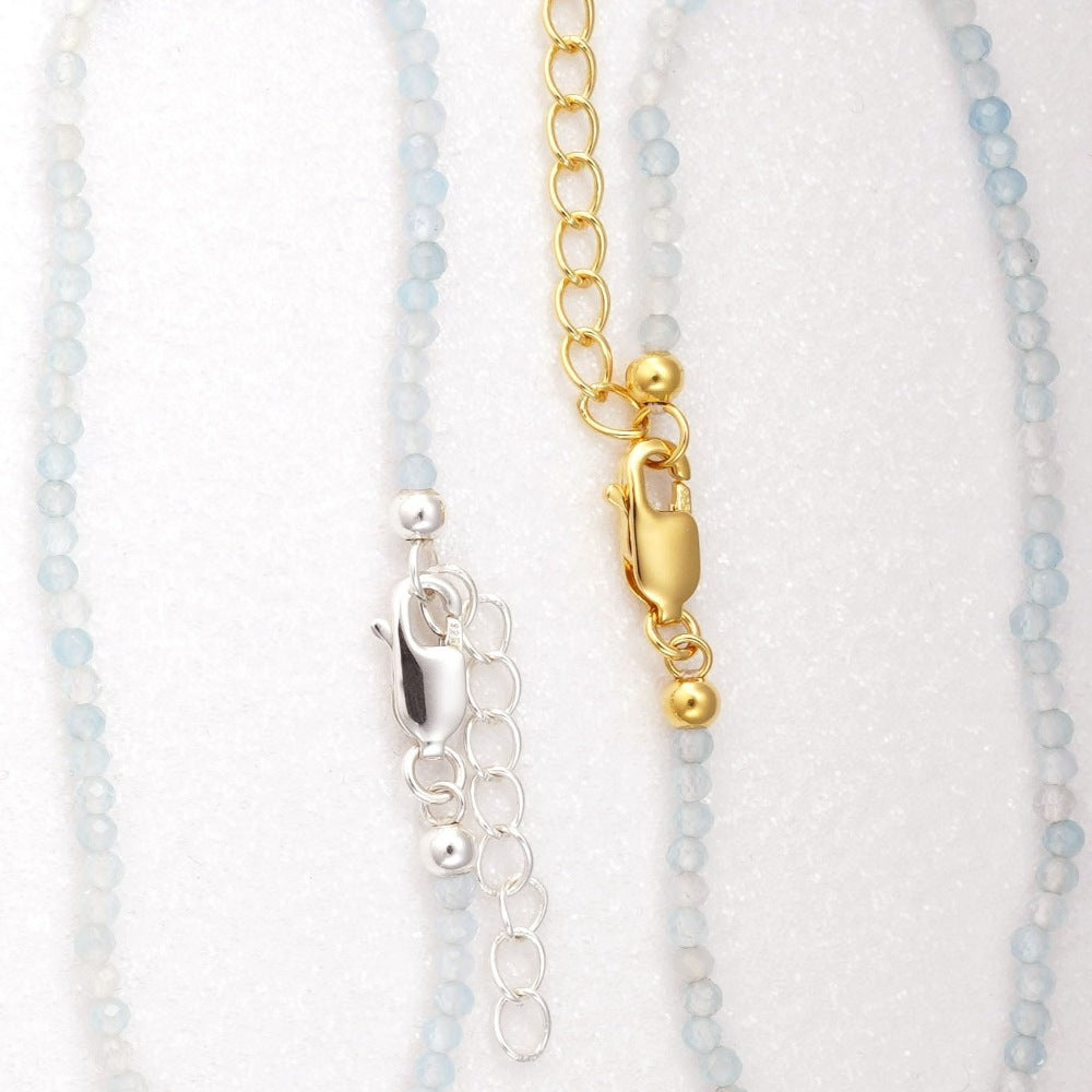 Armband med Akvamarin kristallpärlor i silver och guld. Kristallarmband med Akvamarin som är mars månadssten.