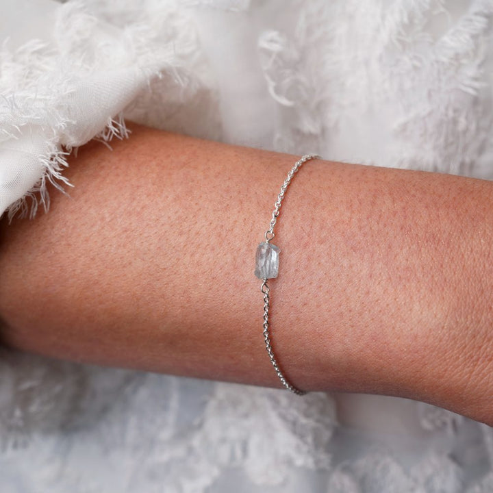 Akvamarin armband i silver. Silverarmband med rå kristall Akvamarin.