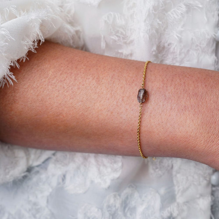 Guldarmband med rå liten Rökkvarts kristall. Armband i guld med Rökkvarts i en stilren design.