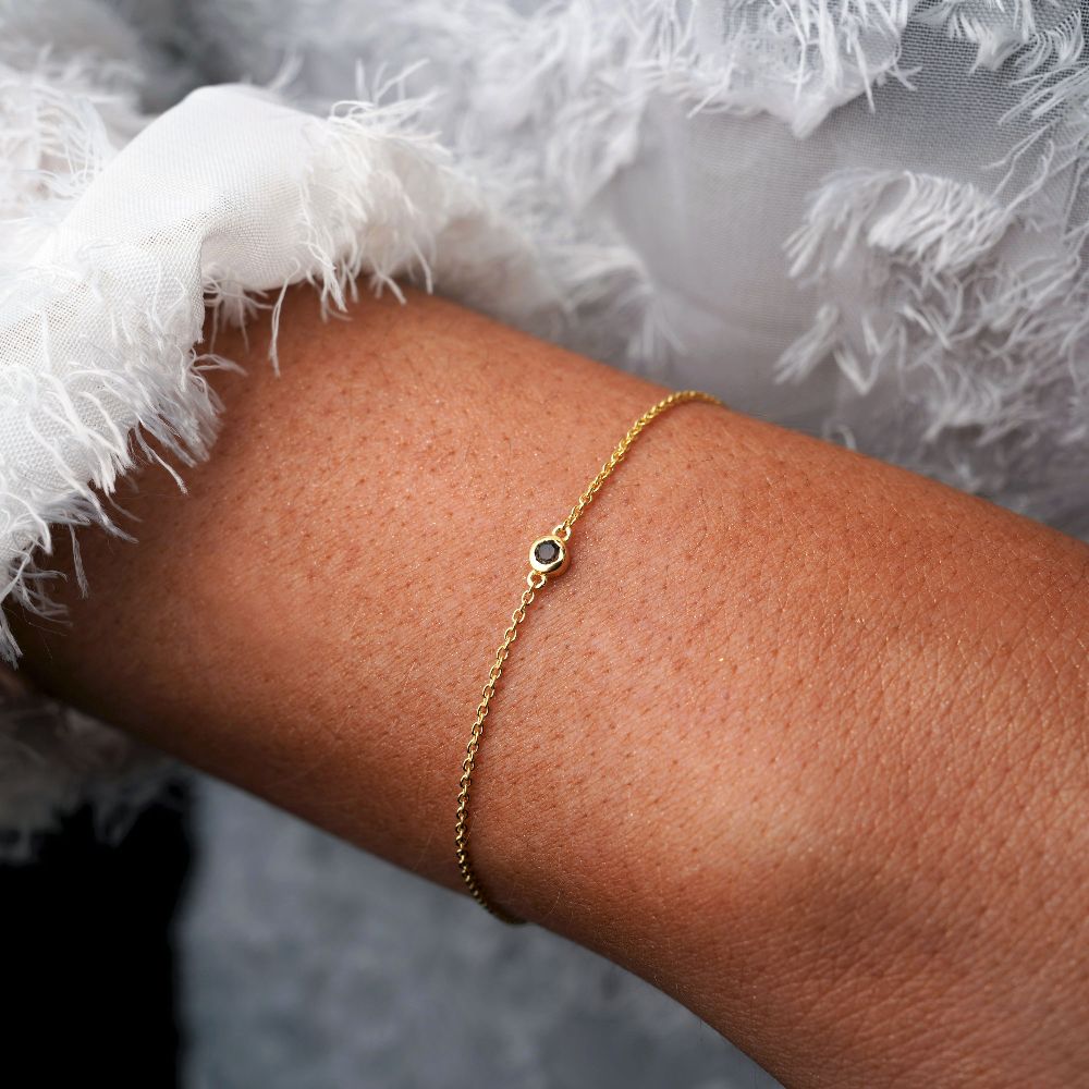 Guldarmband med Rökkvarts kristall som är en skyddande sten. Kristallsmycke i armband med Rökkvarts.