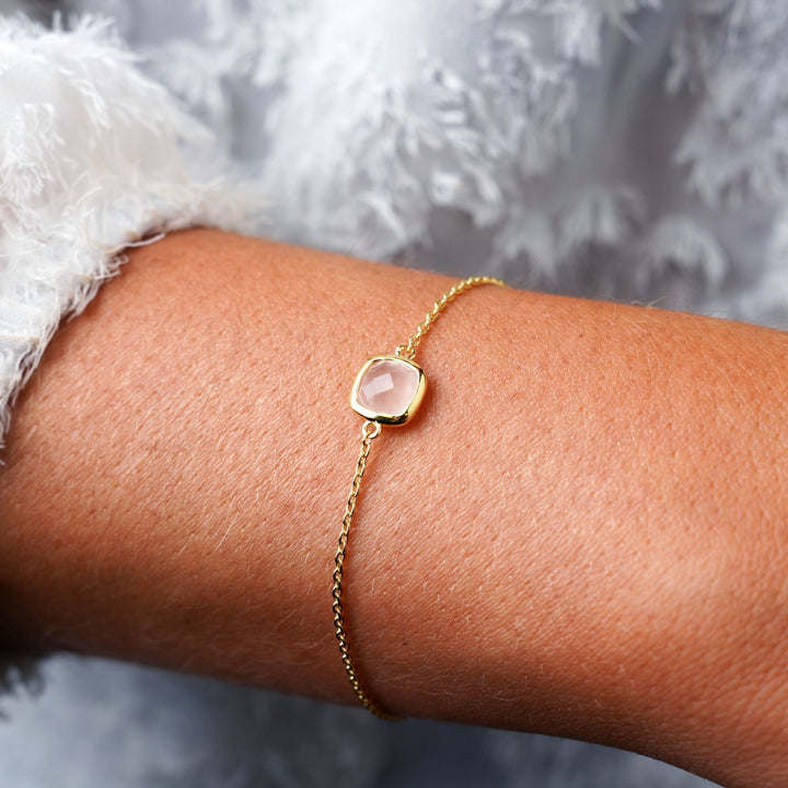 Guldarmband med kristall Rosenkvarts som är oktober månadssten. Armband i guld med Rosenkvarts som är en kristall som symboliserar kärlek.