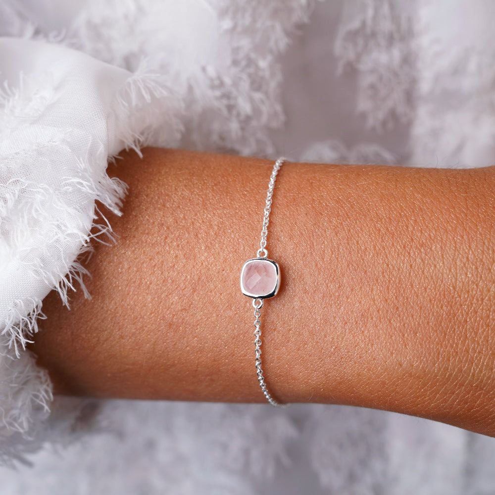 Silverarmband med kristall Rosenkvarts som är oktober månadssten. Kristallarmband med rosa kristall Rosenkvarts som symboliserar kärlek.