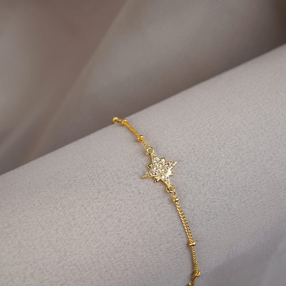 Stjärna armband i guld och med Vit Topas kristaller. Armband med stjärna i guld och kristaller.