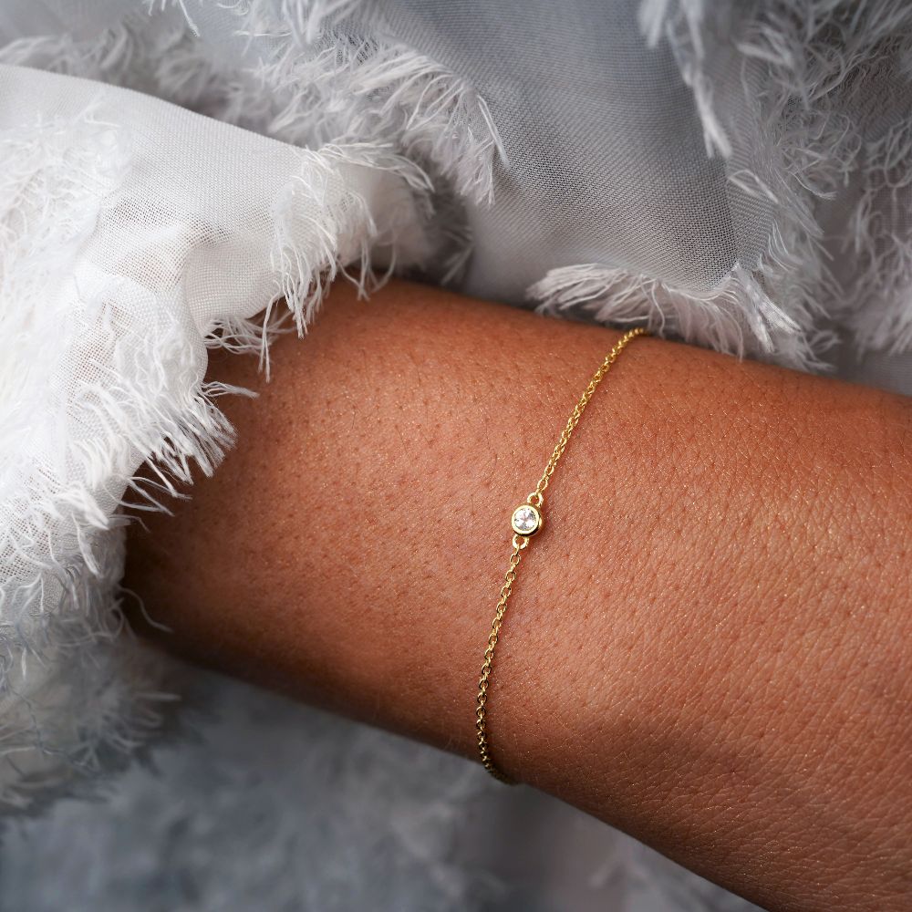 Guldarmband med Vit Topas kristall som är april månadssten. Armband i guld med Vit Topas som ser ut som en diamant.