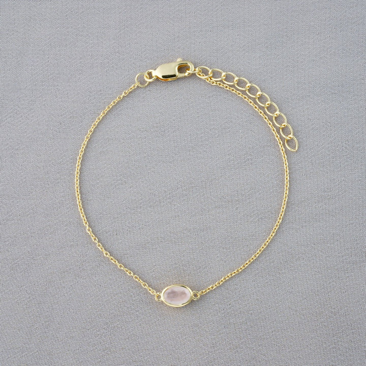 Kristallarmband med Rosenkvarts i guld. Oktober månadssten armband i guld med rosa kristall Rosenkvarts som symboliserar kärlek.