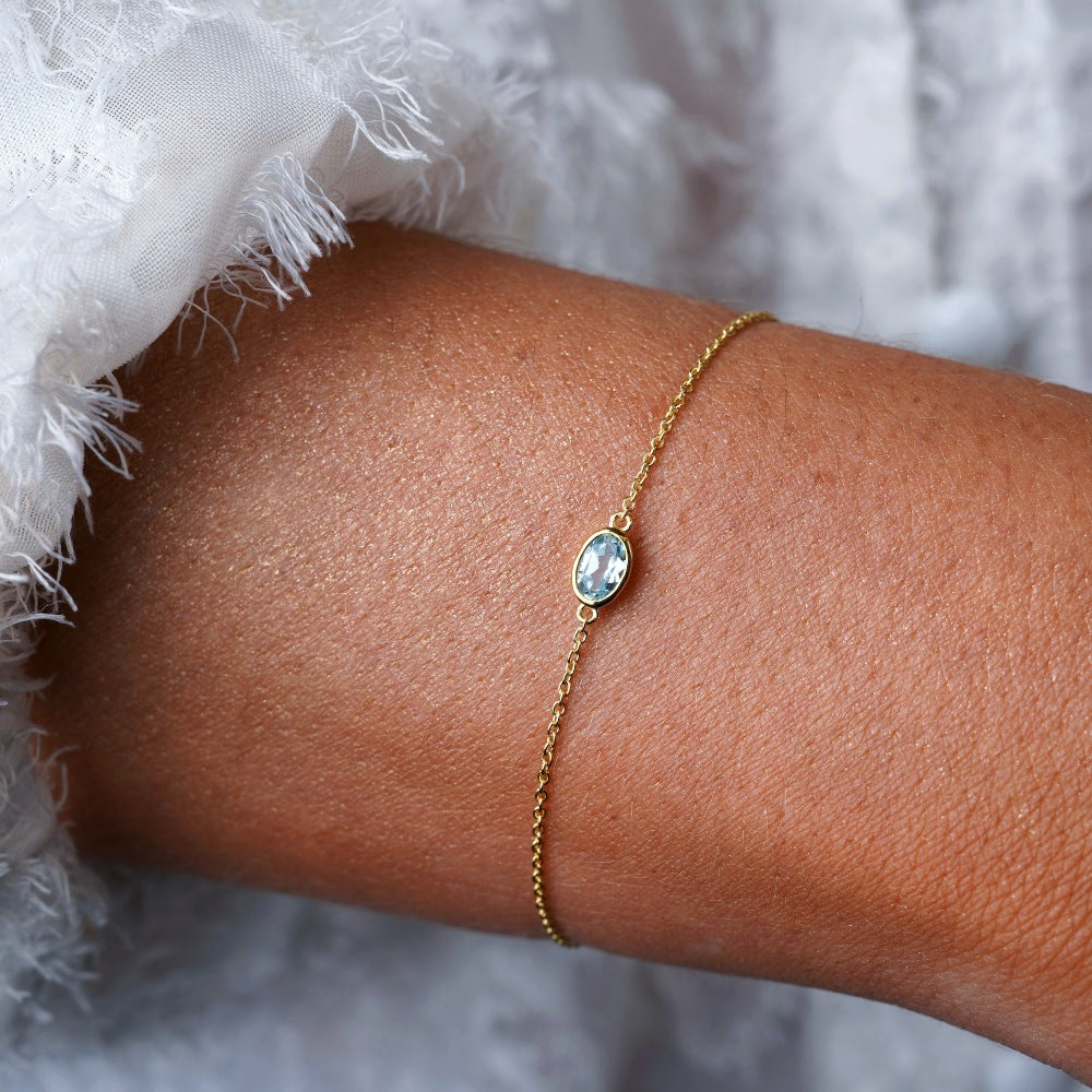 Kristallarmband i guld med Blå Topas i guld. Armband med kristall blå Topas som är december månadssten.