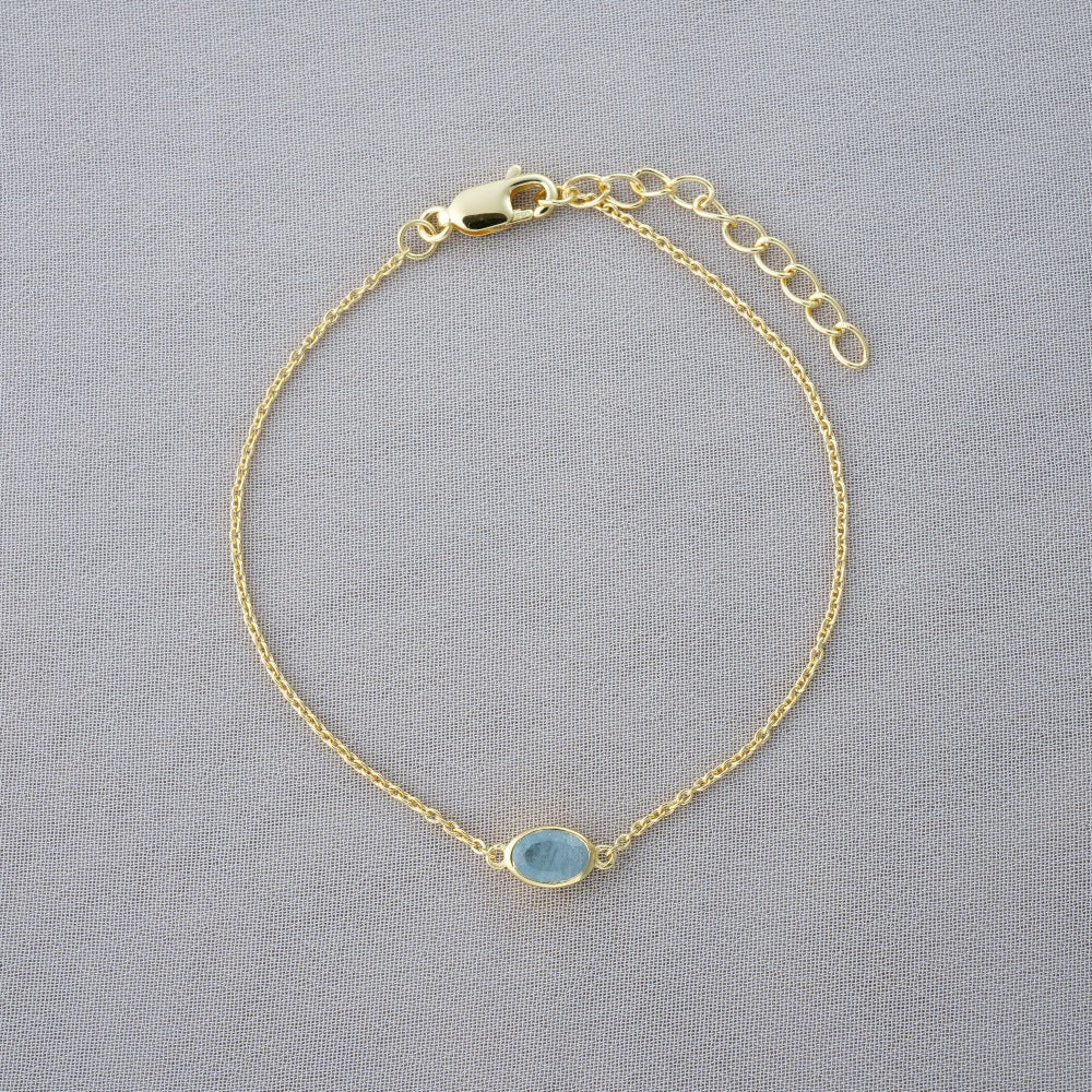 Guldarmband med mars månadssten Akvamarin som har en blå färg. Kristallarmband med blå kristall Akvamarin i guld.