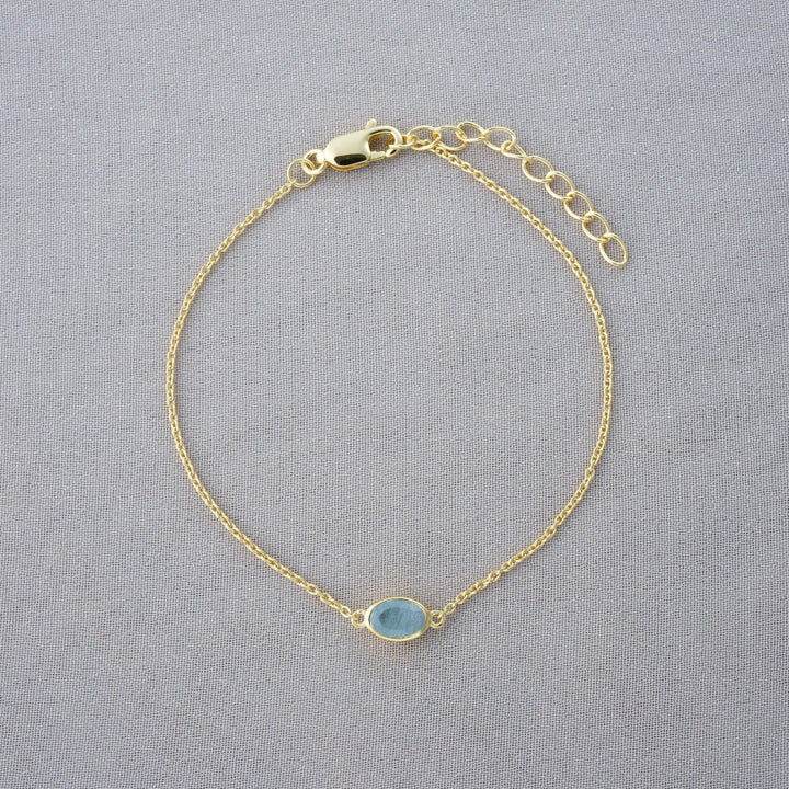 Guldarmband med mars månadssten Akvamarin som har en blå färg. Kristallarmband med blå kristall Akvamarin i guld.