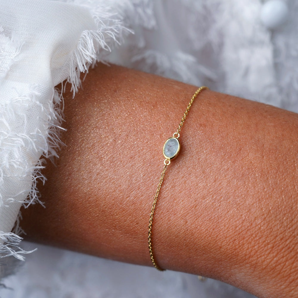 Mars månadssten armband i guld med kristall Akvamarin. Kristallarmband i guld med blå sten Akvamarin.