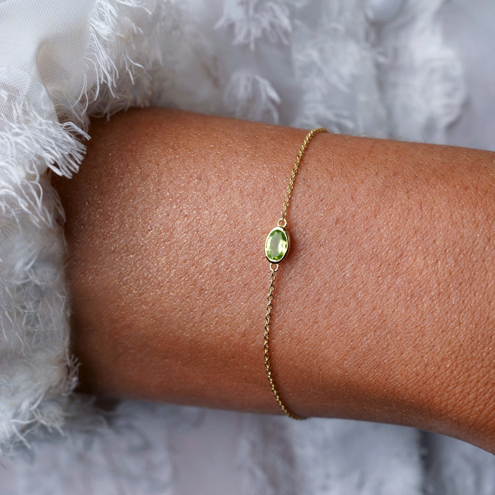 Guldarmband med kristall Peridot. Armband med grön kristall Peridot i guld.