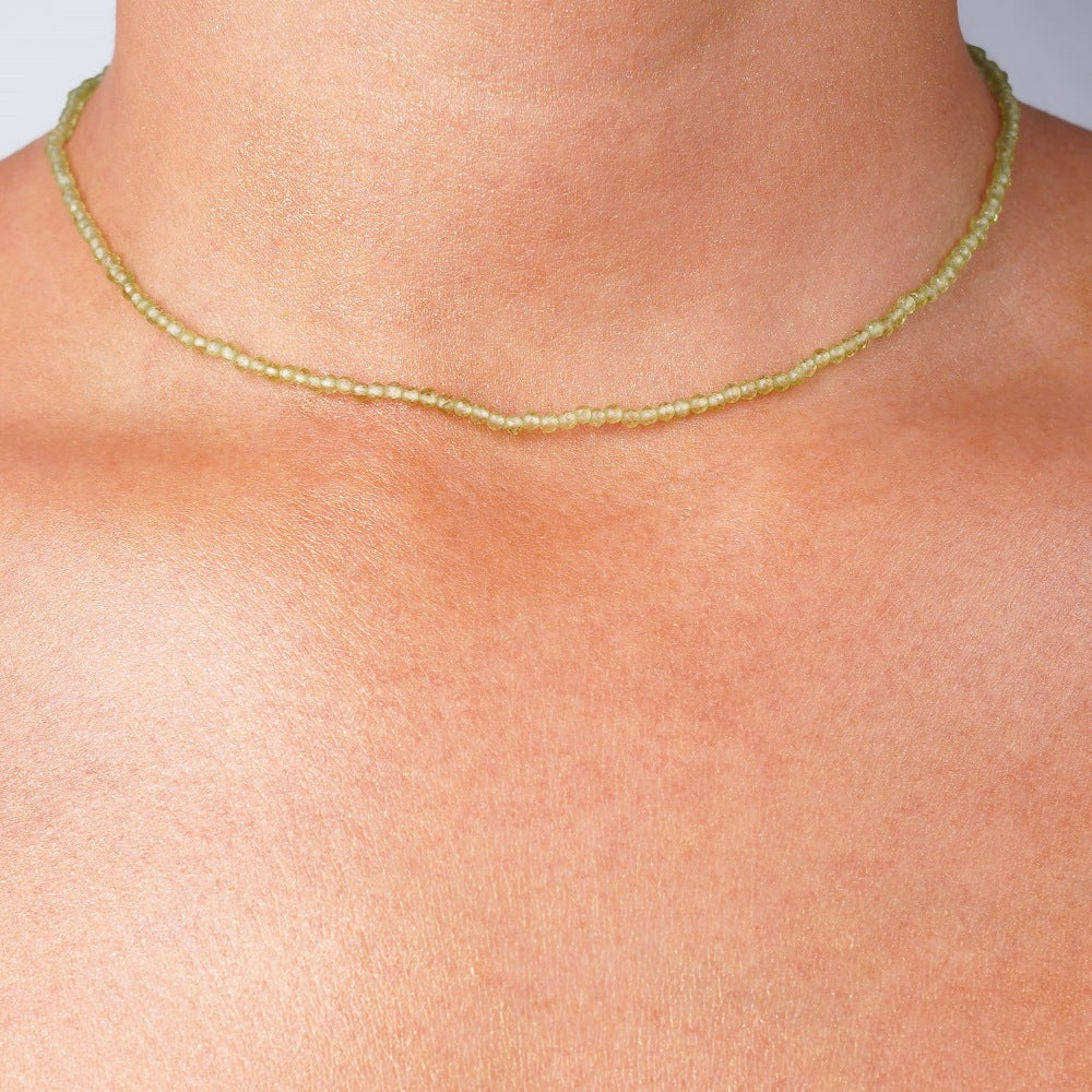 Halsband med Peridot som är en grön kristall och augusti månadssten. Peridot halsband i silver och guld.