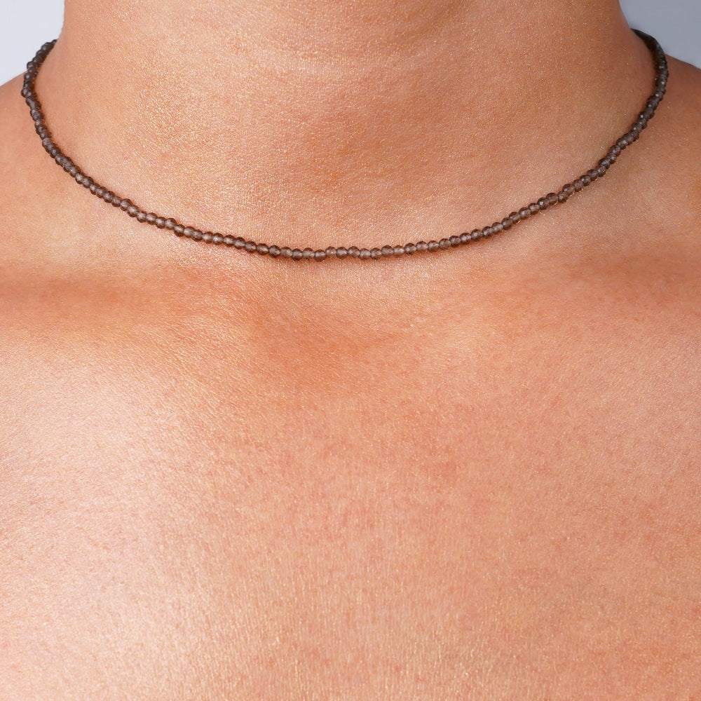 Halsband med Rökkvarts som är en skyddande sten. Rökkvarts halsband som har en brun färg i stilren design.