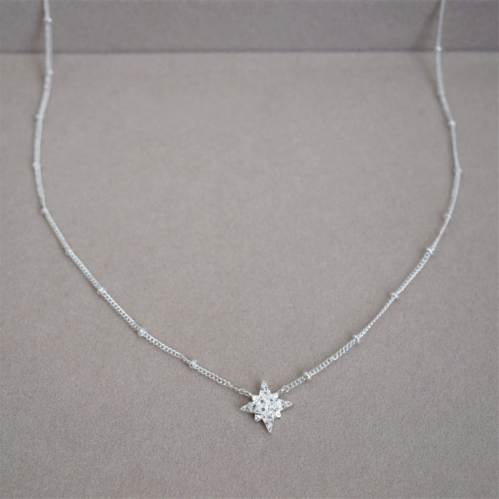 Stjärna halsband i silver och med små punkter i kedjan. Magiskt halsband i silver med stjärna av kristaller.
