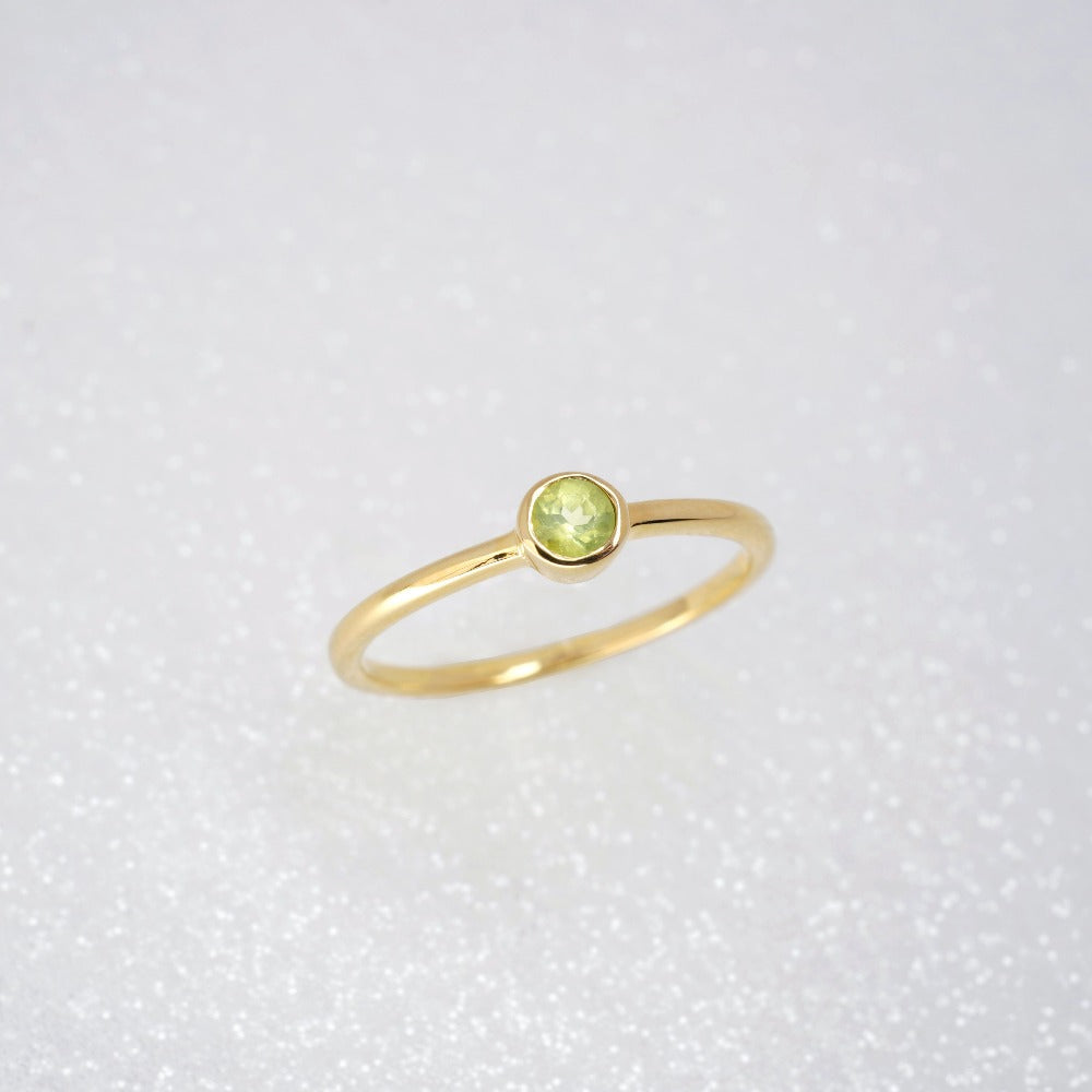 Ring med grön kristall Peridot. Stilren guldring med Peridot i elegant design.