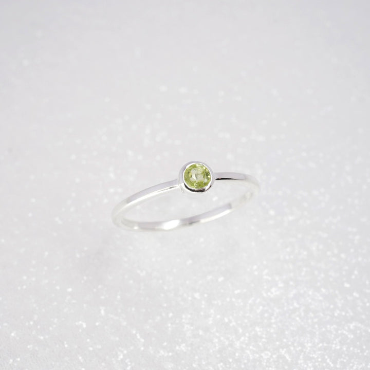 Silverring med Peridot i elegant och stilren design. Ring med grön kristall Peridot som är augusti månadssten.