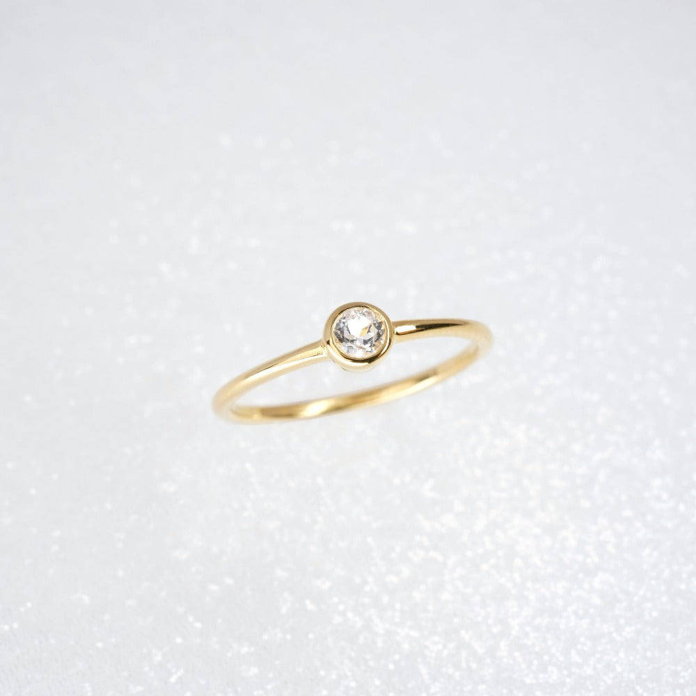 Guldring med vit Topas i stilren design. Elegant ring med kristll vit Topas.