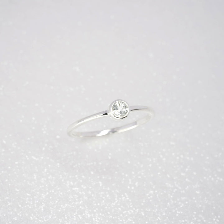Silverring med kristall vit Topas som är april månadssten. Ring med vit Topas i sterling silver 925.