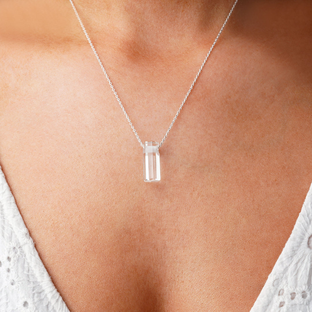 Kristallhänge med Bergkristall att bära i halsband. Smycke med Bergkristall som är april månadssten.