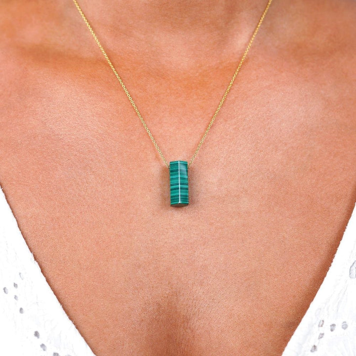 Halsband med grön sten Malakit. Smycke med grön kristall som har ett vackert mönster.