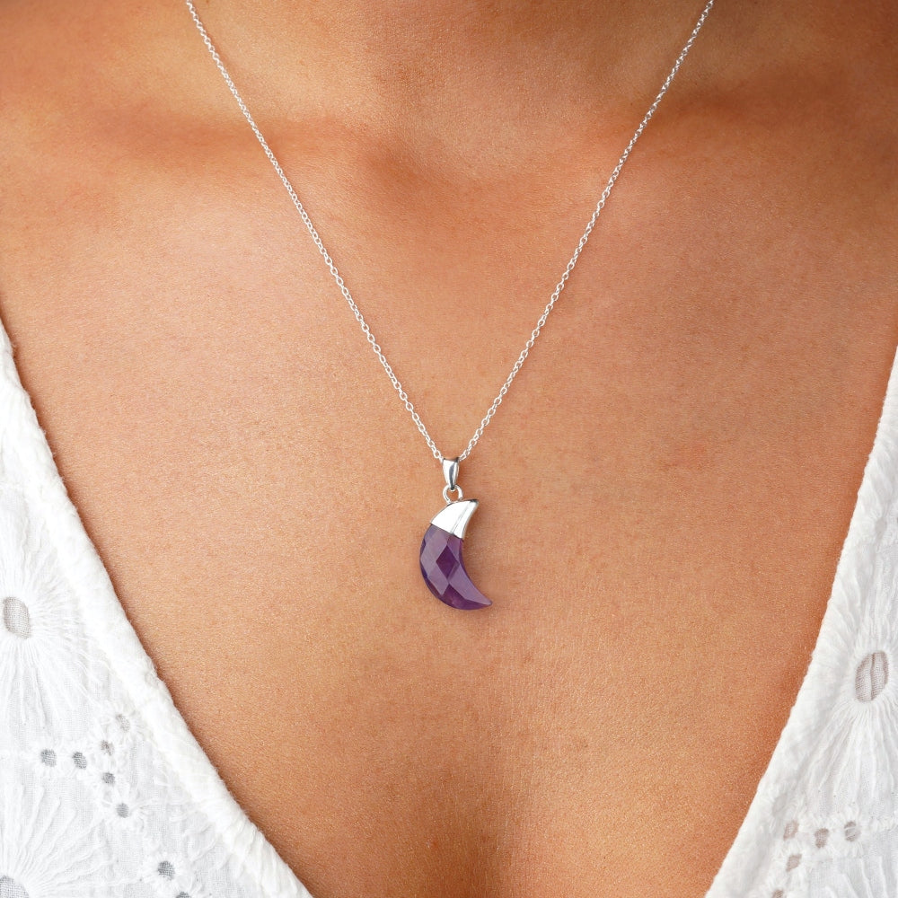 Kristallhalsband med lila Ametist i form av måne. Stilrent smycke med lila Ametist att bära runt halsen med silverdetaljer.