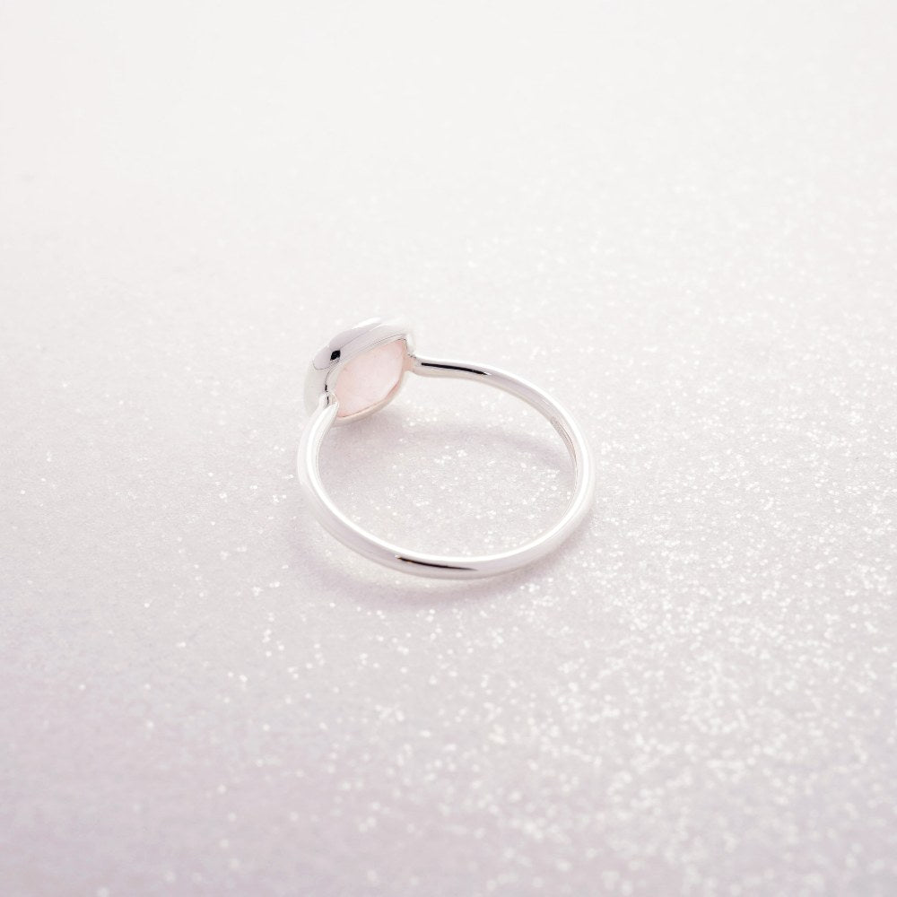 Kristallring med Rosenkvarts som är kärlekens sten. Ring med kristall Rosenkvarts som är en rosa sten med kärleksfulla energier.